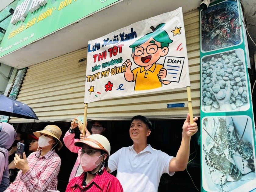 Phụ huynh cổ vũ con theo những cách riêng ấn tượng.