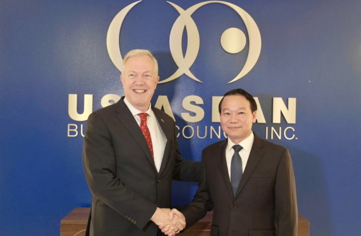 Bộ trưởng Đỗ Đức Duy chụp ảnh lưu niệm cùng Chủ tịch USABC Ted Osius. (Ảnh: Bộ Nông nghiệp và Môi trường).
