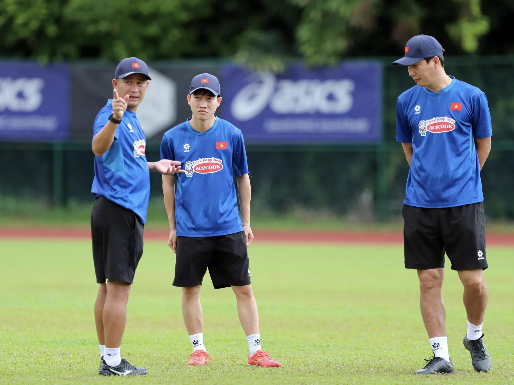 Ông Kim Sang-sik ưu tư nhìn đội tuyển Việt Nam đội nắng 'rèn công' đấu Malaysia ảnh 9