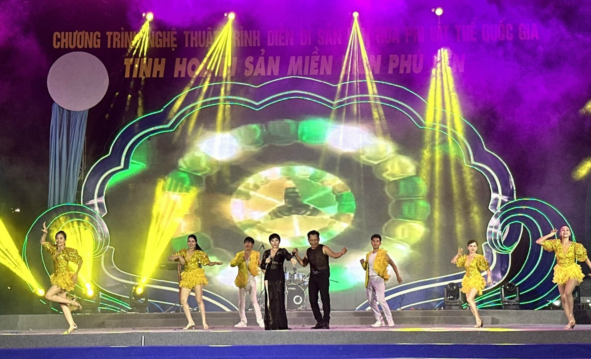 NSƯT Thanh Vân
Ca sĩ Minh Khương
và Nhóm múa b d ễnêểuêphụ họa
