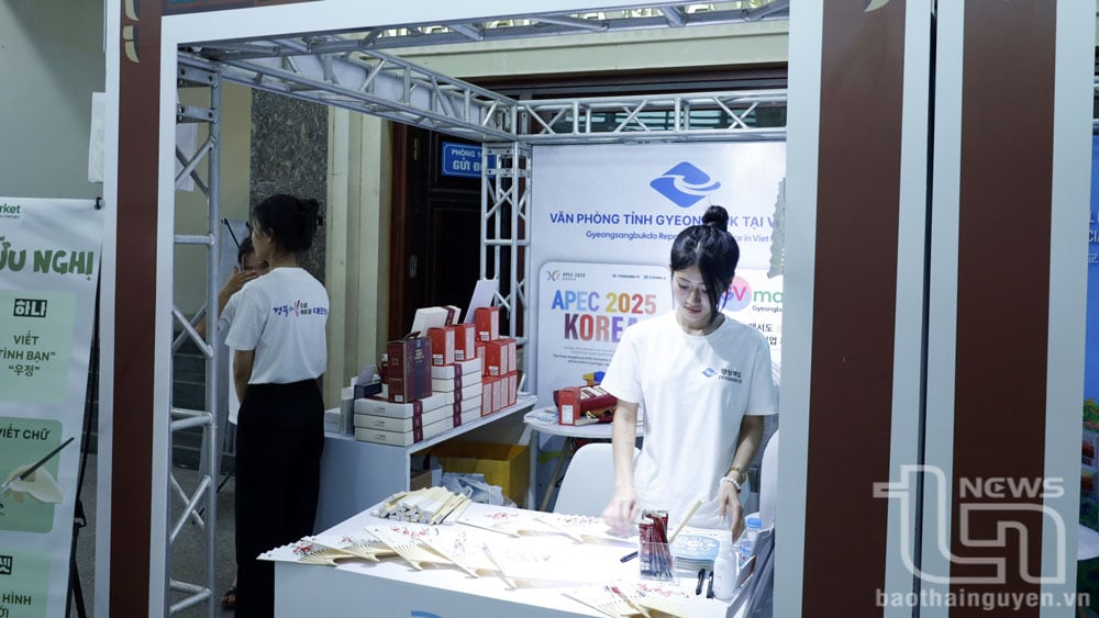 Gian trưng bày các sản phẩm của tỉnh Gyeongsangbuk-do.