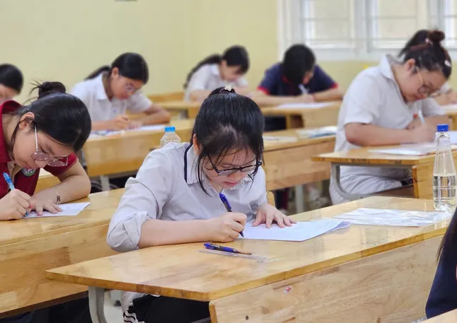 Hơn 102.000 thí sinh Hà Nội thi môn Toán vào lớp 10, cập nhật giải đề ảnh 1