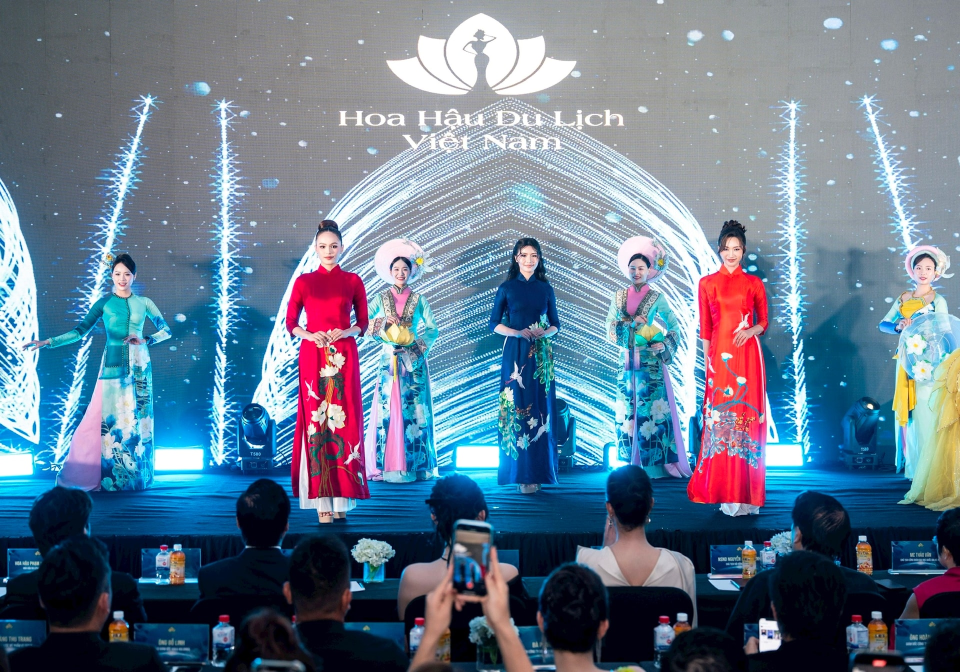 hoa-hau-du-lich-vn.jpg