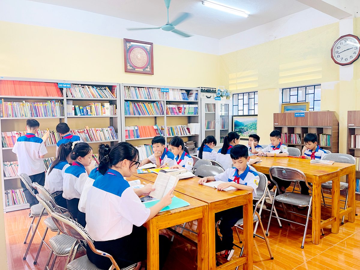 Học sinh Trường THCS Lý Tự Trọng (Vị Xuyên) đọc sách tại thư viện.