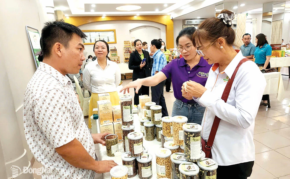 Các doanh nghiệp, cơ sở sản xuất Đồng Nai tham gia quảng bá, giới thiệu sản phẩm tại một hội
nghị kết nối giao thương với các siêu thị, hệ thống bán lẻ của Đồng Nai vào tháng 5-2025.