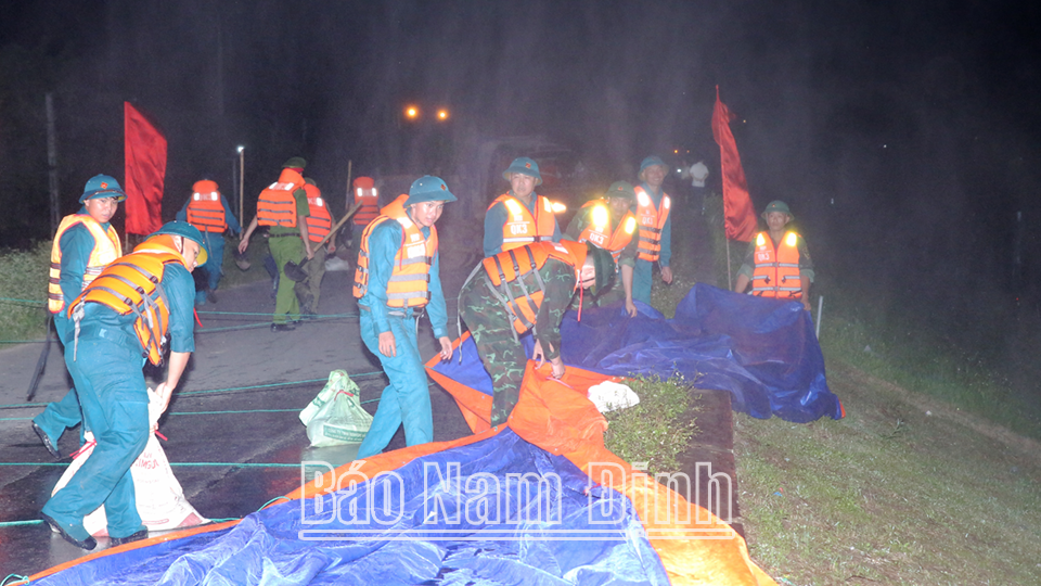 Lực lượng vũ trang thành phố Nam Định diễn tập tình huống xử trí chống sạt trượt mái đê Hữu Hồng.
