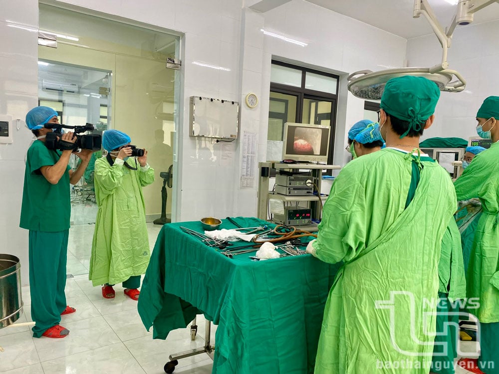 Phóng viên Báo Thái Nguyên tác nghiệp tại phòng mổ của một bệnh viện. Ảnh minh họa