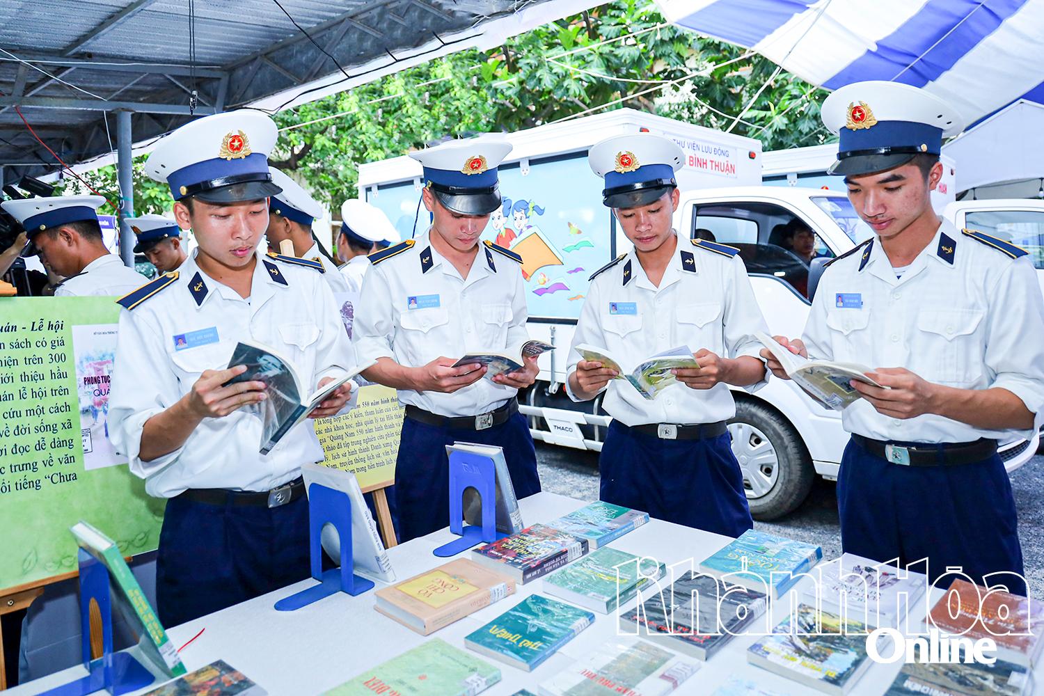 Học viên đến từ Học viện Hải quân xem sách tại Lễ hội sách Khánh Hòa.
