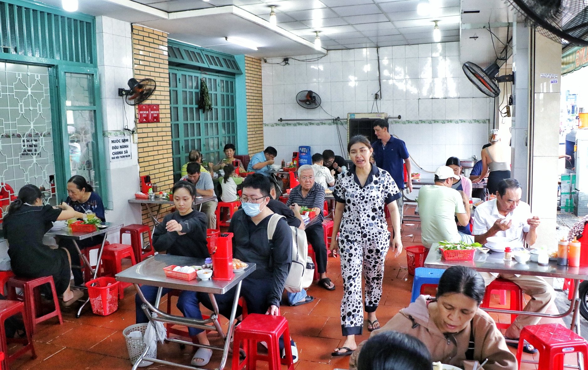 Độc nhất TP.HCM: 2 quán phở khác nhau của chị em ruột, Michelin khen 3 năm liền - Ảnh 8.