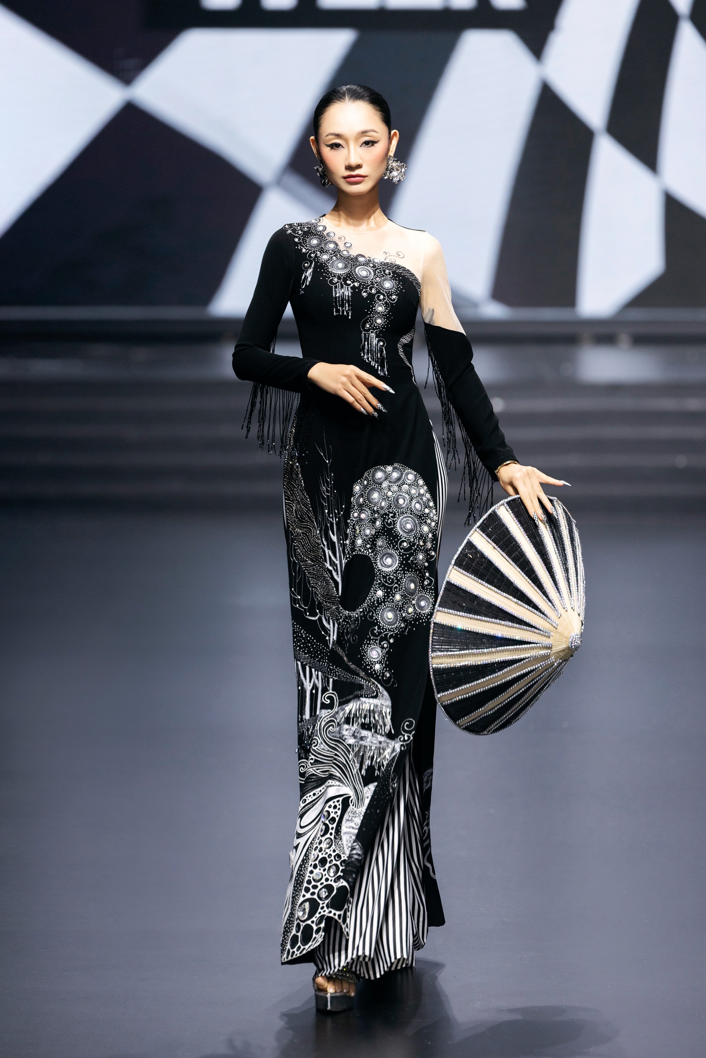 Hương Ly, Lê Hoàng Phương, Ngọc Châu tái ngộ trên sàn diễn sau 3 năm - 5