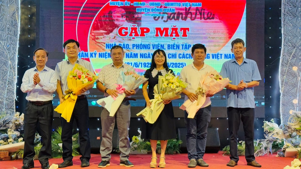 Le Comité permanent du Parti du district de Dong Xuan offre des fleurs aux dirigeants des agences de presse. Photo : HA MY