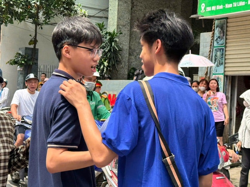Thí sinh trao đổi về đề sau khi ra khỏi phòng thi