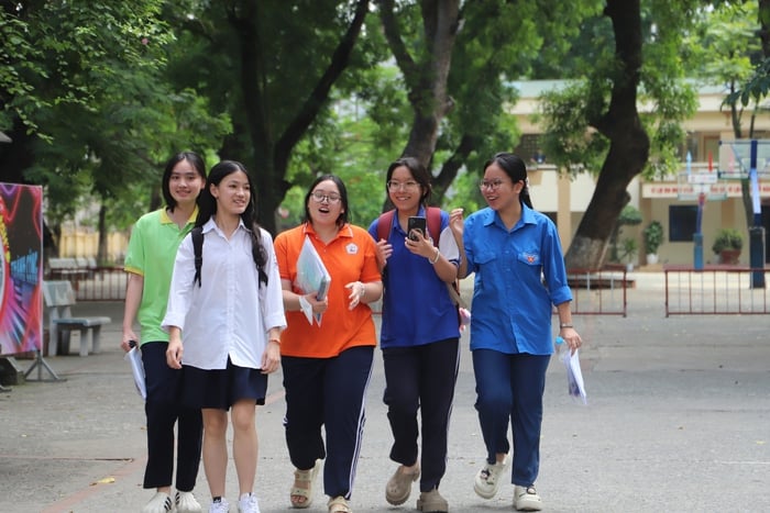 Kết thúc thi vào 10 với môn Toán “vừa sức”, thí sinh phấn khởi vì bắt đầu được “xả hơi”- Ảnh 1.
