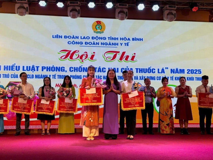 Bà Nguyễn Thị Bích Ngọc – Phó chủ tịch Công đoàn Ngành Y tế trao giải nhì cho đội thi Bệnh viện Y học cổ truyền và Trung tâm Y tế huyện Mai Châu.