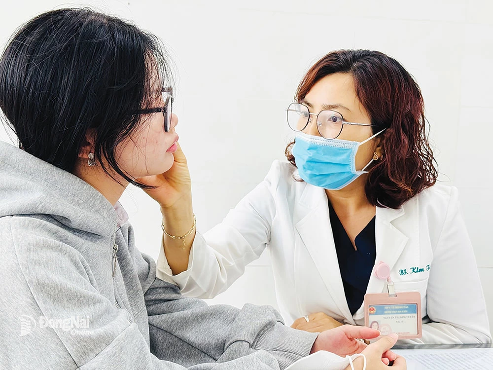 Bác sĩ Nguyễn Thị Kim Tuyến khám bệnh về da cho một bệnh nhân