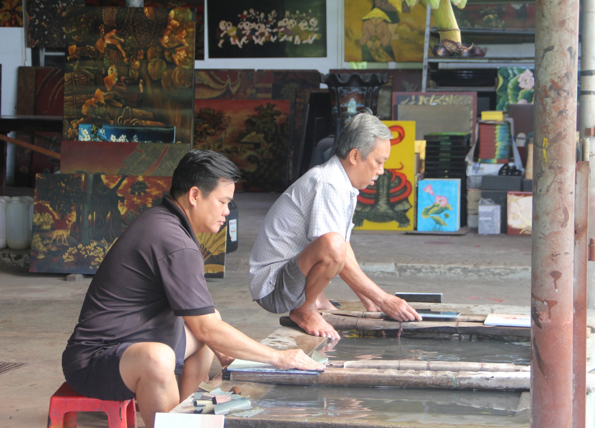 Các nghệ nhân sơn mài lành nghề luôn đặt sự kỹ lưỡng lên hàng đầu trong mọi giai đoạn sản xuất, từ khâu chuẩn bị nguyên liệu thô sơ cho đến khi hoàn thiện những tác phẩm nghệ thuật.
