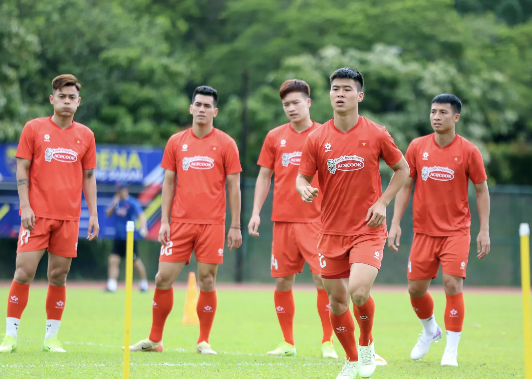 Ông Kim Sang-sik ưu tư nhìn đội tuyển Việt Nam đội nắng 'rèn công' đấu Malaysia ảnh 1