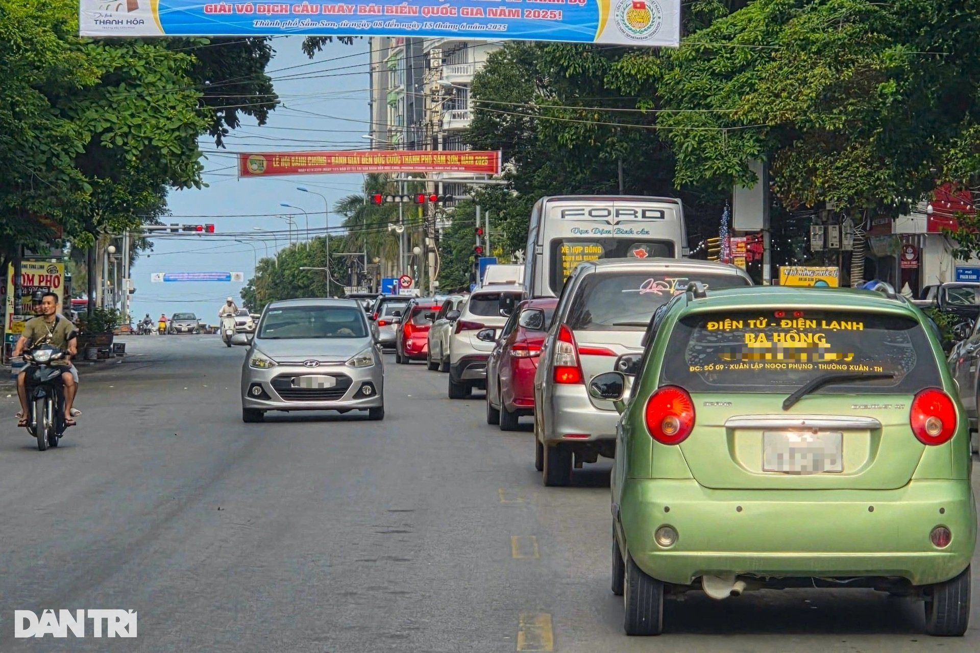 Du khách ken đặc trên các bãi tắm ở biển Sầm Sơn dịp cuối tuần - 2