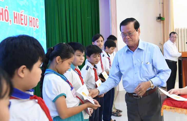Trao 230 suất học bổng cho học sinh nghèo hiếu học ở Kiên Giang - Ảnh 1.