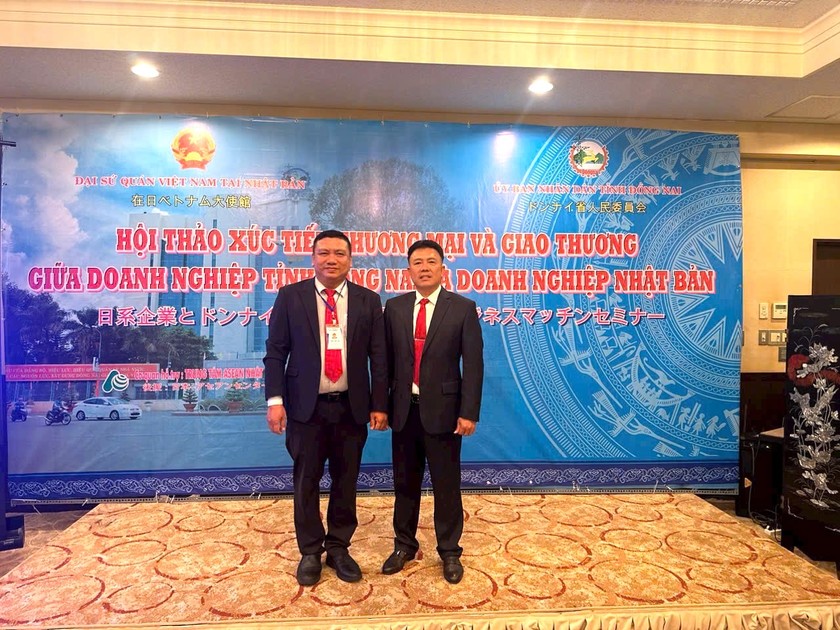 Ông Lê Bạch Long - Chủ tịch Hiệp hội Doanh nghiệp tỉnh Đồng Nai (bên trái) cho rằng cần chính sách tín dụng ưu đãi để các doanh nghiệp nhỏ và vừa dễ dàng tiếp cận vốn hiện đại hóa kho bãi, phương tiện vận tải và công nghệ số