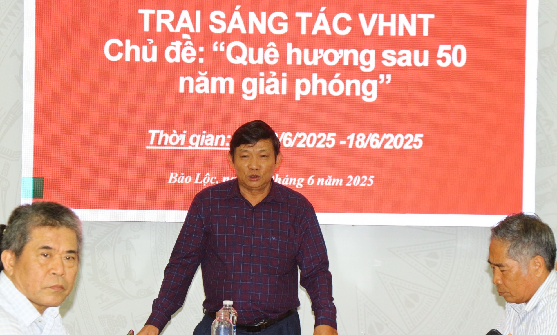 Nhà thơ Thanh Dương Hồng – Chủ tịch Hội VHNT tỉnh, Trưởng ban Trại sáng tác phát biểu chỉ đạo tại Trại sáng tác