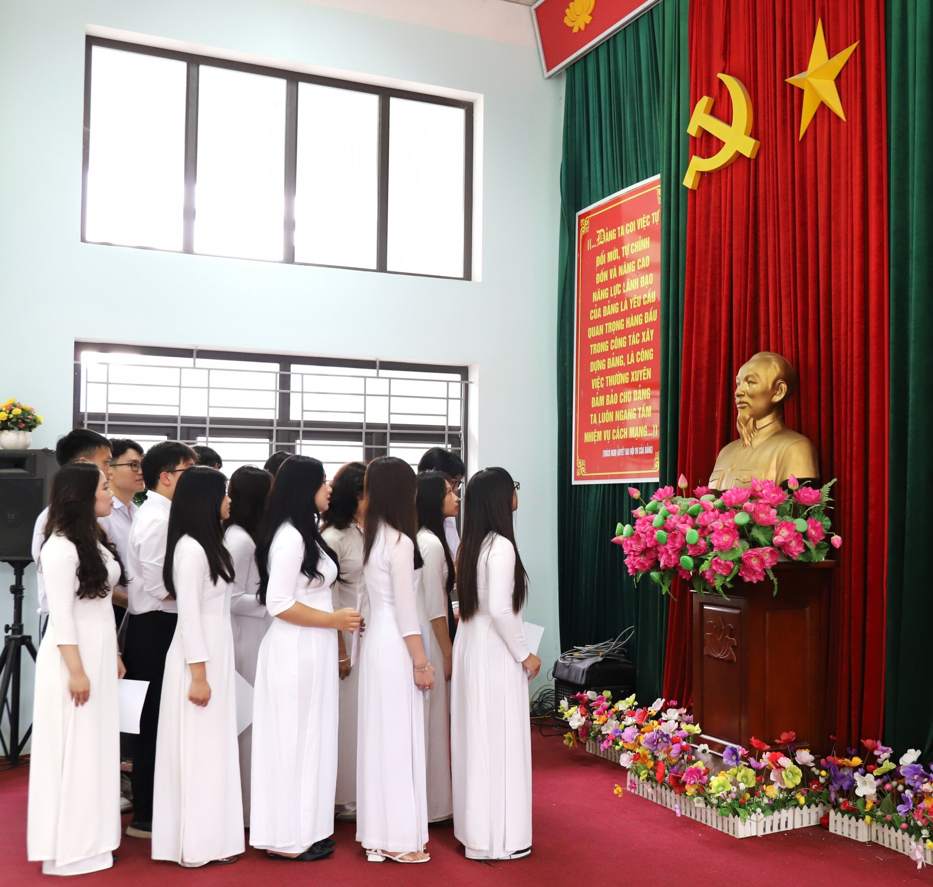 15 đảng viên trẻ tuyên thệ cờ Tổ quốc, cờ Đảng, chân dung Chủ tịch Hồ Chí Minh