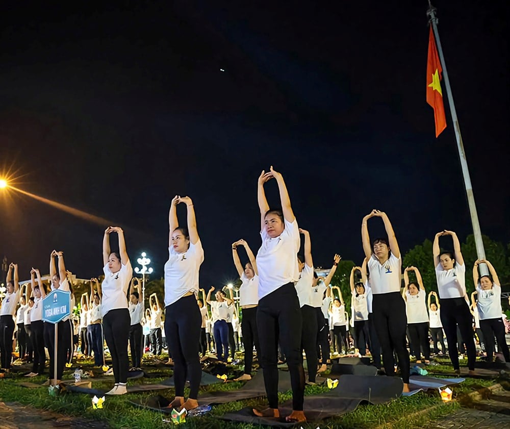 Khoảng 900 VĐV tham gia đồng diễn Yoga ở Quảng Ngãi - ảnh 1