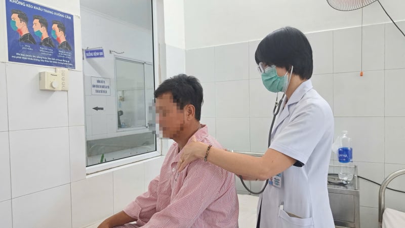Lấy thành công xương cá dài hơn 1,5cm sau 5 tháng “trú” trong phế quản bệnh nhân -0