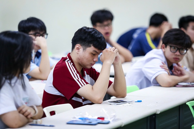 Tuyển sinh ĐH 2025: Thí sinh lo lắng cạnh tranh mạnh mẽ giữa các phương thức - Ảnh 2.