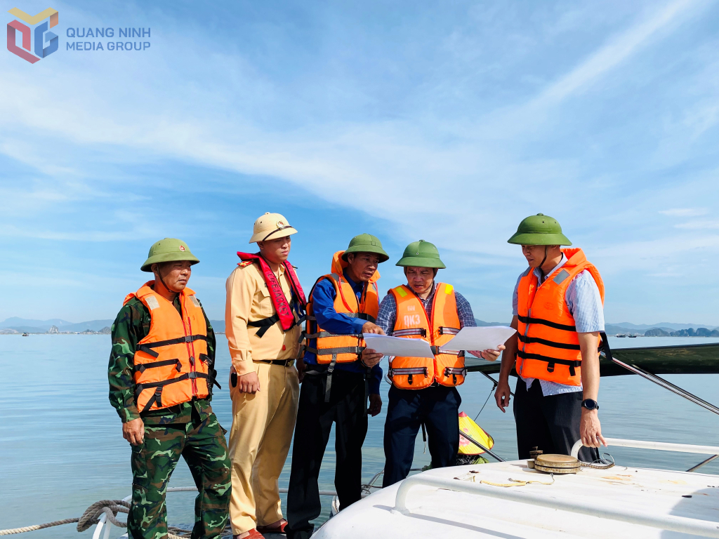Tổ công tác chuyên trách thực hiện giao khu vực biển NTTS trên địa bàn TX Quảng Yên xác định vị trí giao tại xã Hoàng Tân.