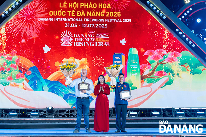 Phó Chủ tịch UBND thành phố Nguyễn Thị Anh Thi, Trưởng ban tổ chức DIFF 2025 trao kỷ niệm chương cho đại diện hai đội Z121 Vina Pyrotech Việt Nam và Surex Firma Rodzinna đến từ Ba Lan. Ảnh: NGỌC HÀ	