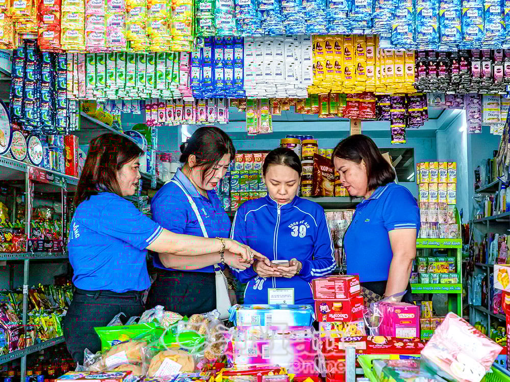 Tổ Công nghệ số cộng đồng Khóm 6, Phường 1 tuyên truyền các hộ kinh doanh sử dụng phương thức thanh toán tiện lợi trên app, rút ngắn thời gian mua bán.