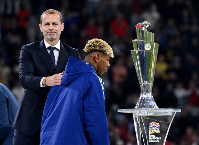 Yamal gây tranh cãi khi bỏ đi đúng lúc Ronaldo nâng cúp vô địch UEFA Nations League- Ảnh 2.