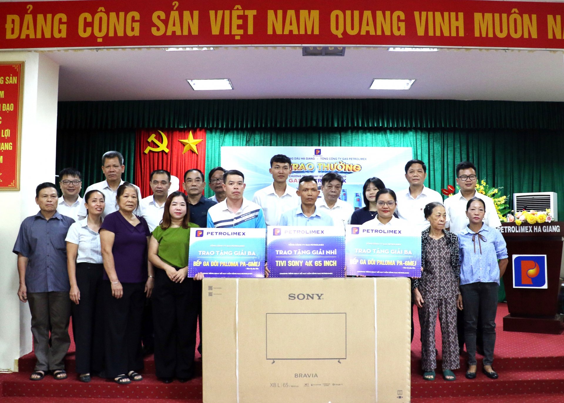 ថ្នាក់ដឹកនាំក្រុមហ៊ុនប្រេង Ha Giang ផ្តល់រង្វាន់ដល់អតិថិជនដែលមានសំណាង។