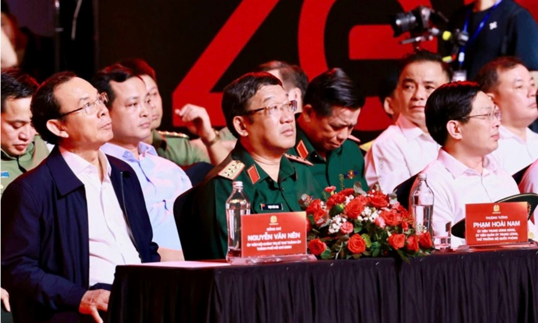 Đồng chí Nguyễn Văn Nên, Ủy viên Bộ Chính trị, Bí thư Thành ủy TP Hồ Chí Minh; Thượng tướng Phạm Hoài Nam, Ủy viên Trung ương Đảng, Thứ trưởng Bộ Quốc phòng và các đại biểu tham dự chương trình.