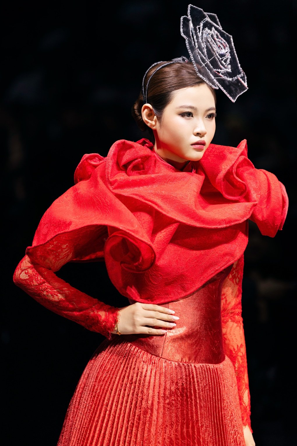 Con gái NTK Thanh Hương Bùi lần đầu catwalk tại AVIFW - 2