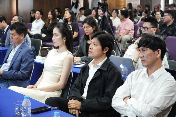 បង់ថ្លៃមើលរឿង 