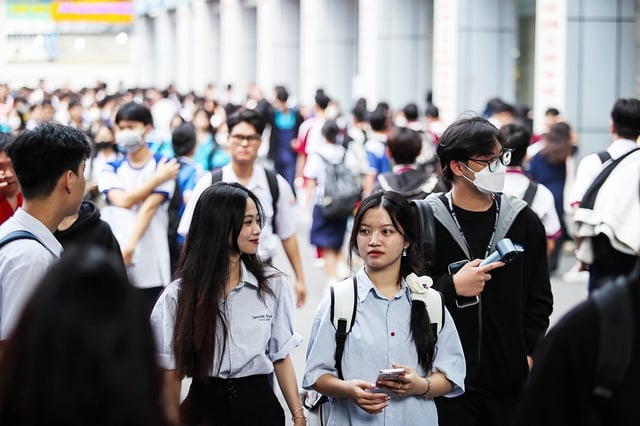 Tuyển sinh ĐH 2025: Thí sinh lo lắng cạnh tranh mạnh mẽ giữa các phương thức - Ảnh 1.