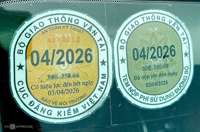 ตราสัญลักษณ์เก็บค่าผ่านทาง (ขวา) ติดกับตราสัญลักษณ์ของกรมทะเบียน (ซ้าย) ภาพโดย: มินห์ ฮี