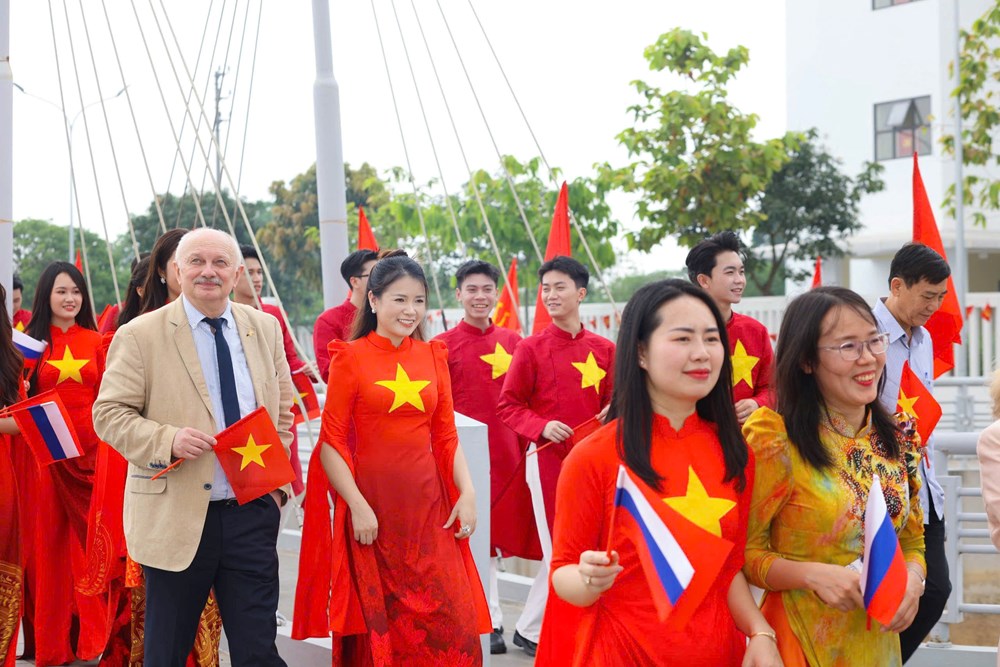 Ấn tượng áo dài cờ đỏ sao vàng của NTK Hoàng Ly mừng ngày thống nhất non sông - ảnh 2
