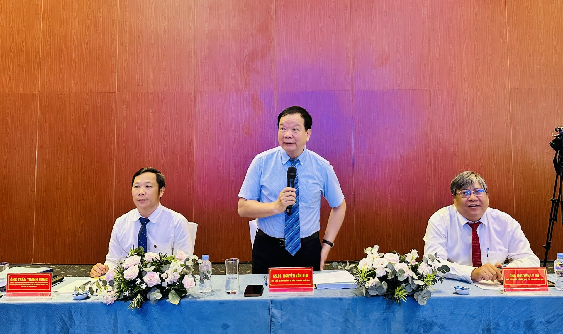 Chủ trì hội thảo (từ trái sang): Phó Trưởng ban thường trực Ban Tuyên giáo và Dân vận Tỉnh ủy, Chủ tịch CLB UNESCO Nghiên cứu - Bảo tồn cổ vật Phú Yên Trần Thanh Hưng, Phó Chủ tịch Hội đồng Di sản văn hóa quốc gia - GS.TS Nguyễn Văn Kim và Phó Giám đốc Sở VH-TT&DL Nguyễn Lê Vũ. Ảnh: YÊN LAN