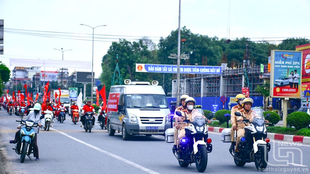 Đoàn Hành trình đỏ diễu hành tuyên truyền về hiến máu tình nguyện qua các tuyến phố trung tâm của TP. Thái Nguyên.