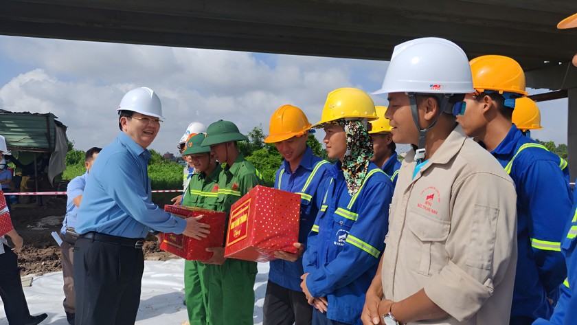 Phó Thủ tướng tặng quà công nhân đang thi công trên công trường cầu Bình Gởi. (Ảnh trong bài: T.Giang)