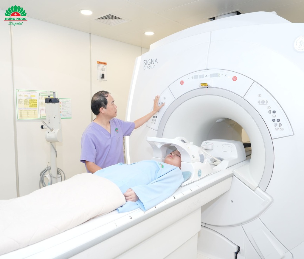 Bé gái 6 tuổi bất ngờ phát hiện khối u vùng não khi tầm soát dậy thì sớm - 1