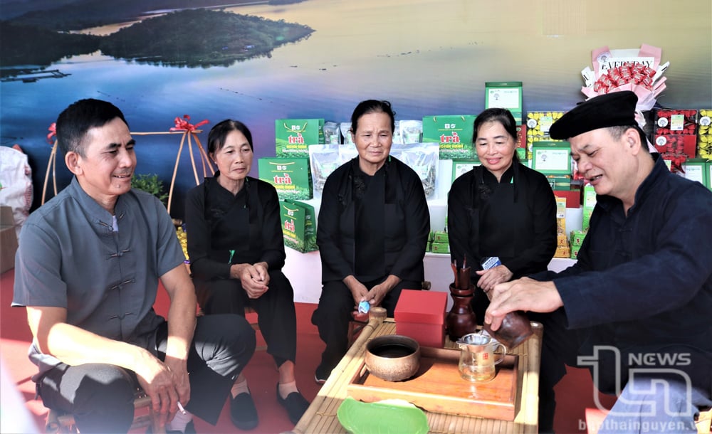 Bên ấm trà, bà con chia sẻ kinh nghiệm giữ lửa hạnh phúc.
