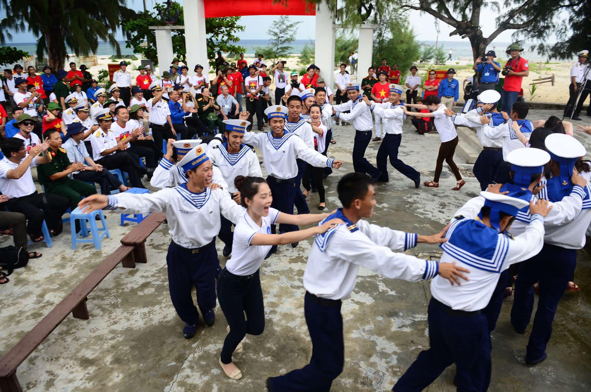 Những hình ảnh ấn tượng về 'Hoàng Sa, Trường Sa - Tổ quốc nơi đầu sóng' - ảnh 2