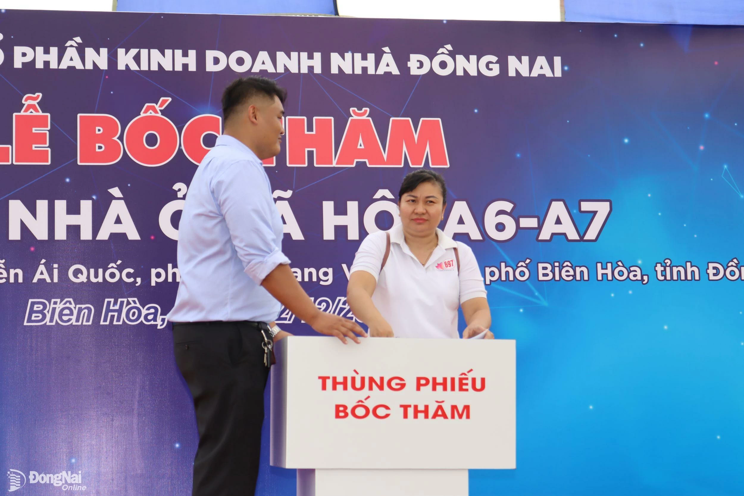 Người dân bốc thăm mua nhà ở xã hội của Dự án Nhà ở xã hội A6-A7, phường Quang Vinh, thành phố Biên Hòa năm 2023. Ảnh: Hoàng Lộc