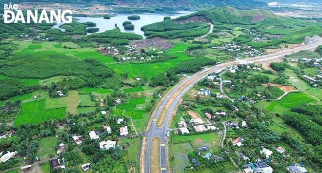 นิคมอุตสาหกรรม Hoa Ninh สร้างขึ้นในชุมชน Hoa Ninh อำเภอ Hoa Vang โดยมีทุนจดทะเบียนรวมกว่า 6,200 พันล้านดอง ในภาพ: สถานที่ก่อสร้างนิคมอุตสาหกรรม Hoa Ninh ภาพถ่าย: M.QUE