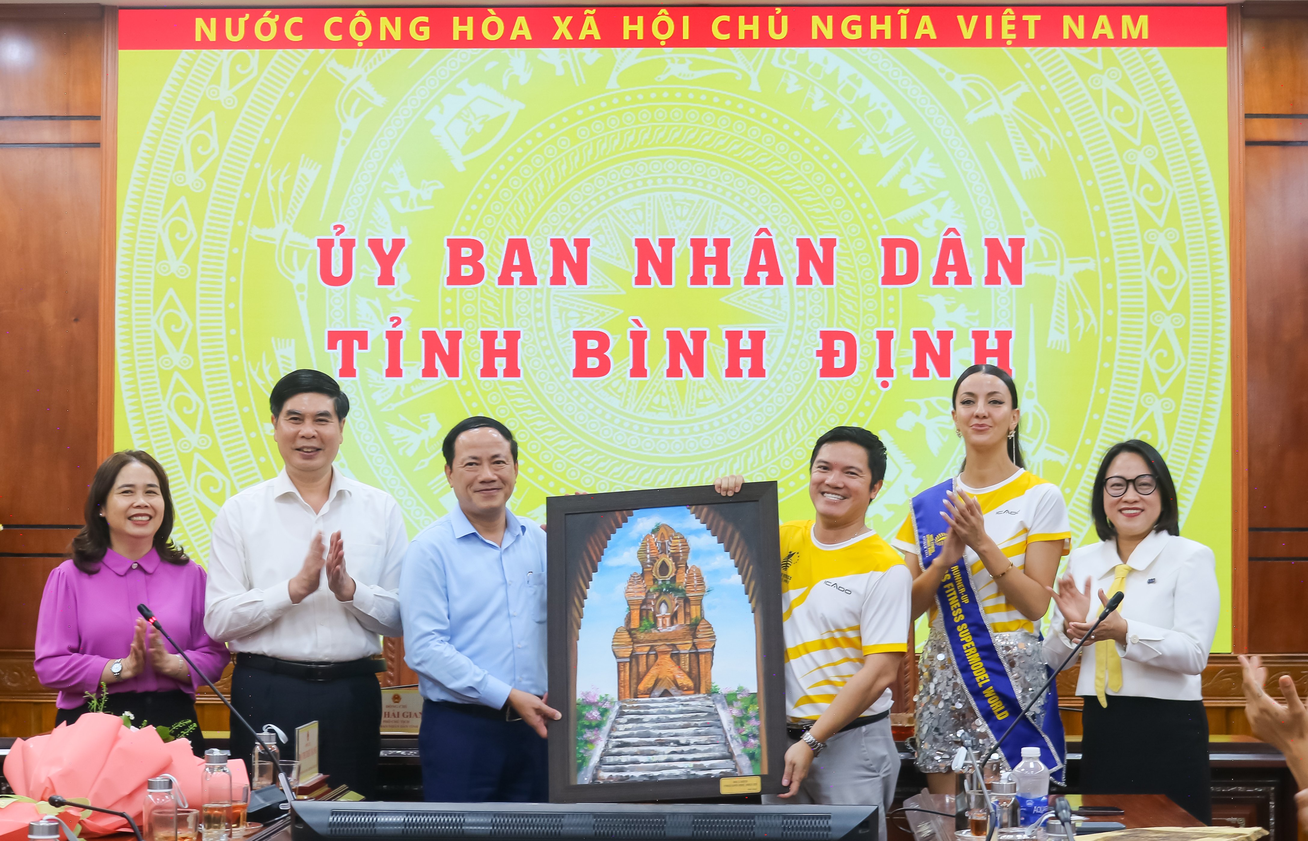 Lãnh đạo UBND tỉnh gặp mặt Ban Tổ chức Cuộc thi Hoa hậu và Nam vương Siêu mẫu Thể hình Thế giới 2025