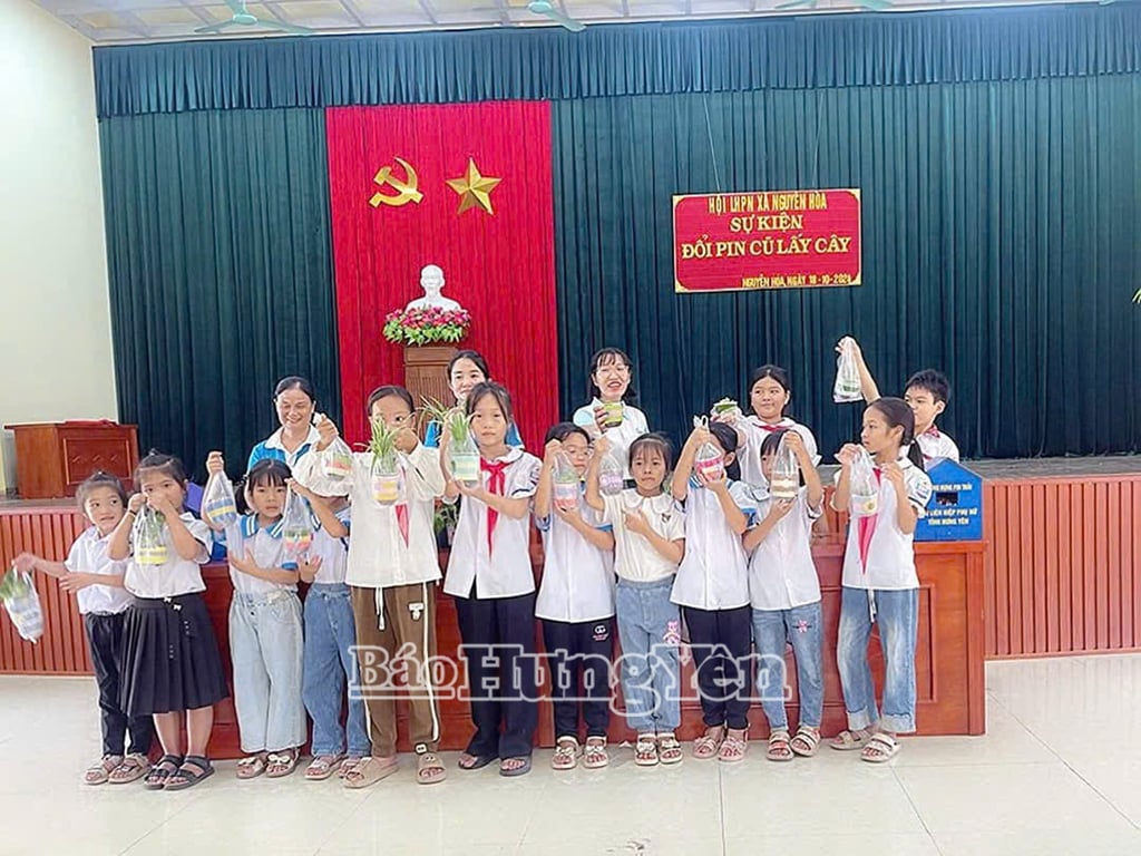 Các em học sinh rất hào hứng tham gia Chương trình "Đổi pin cũ lấy cây"của Hội LHPN xã Nguyên Hòa